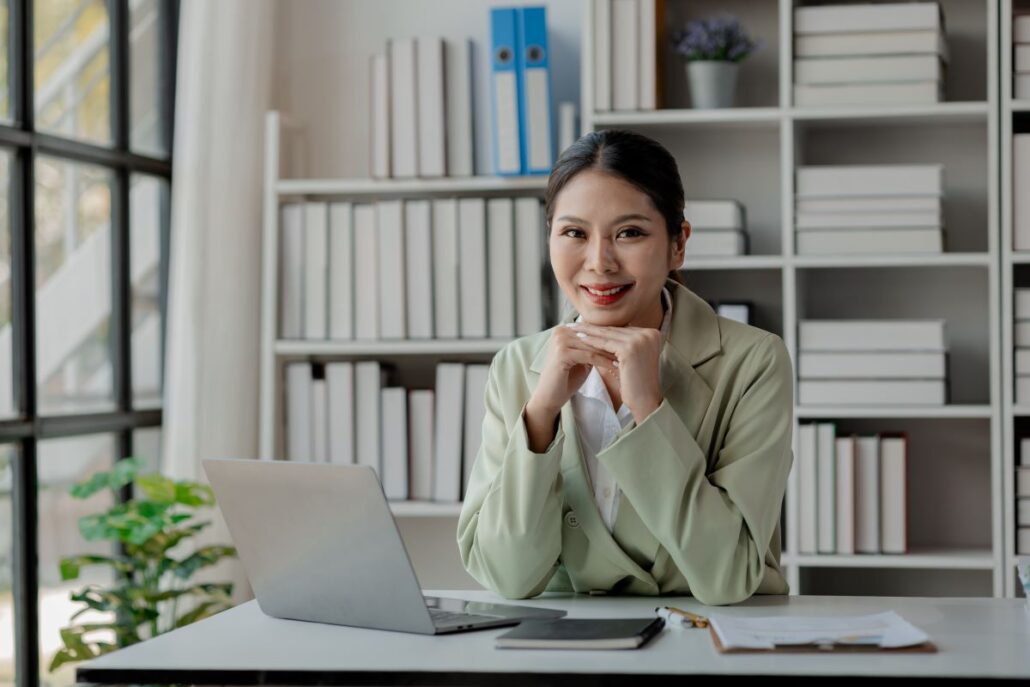 Investimento Inteligente - A colaboração é a chave para os melhores resultados. Jovens modernos em negócios inteligentes