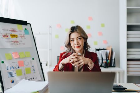 Testes A/B - Mulher empreendedora de sucesso. Asiática sorridente confiante