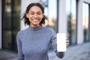 Concentre-se em um smartphone moderno com tela branca em branco com espaço livre para seus anúncios ou aplicativos móveis